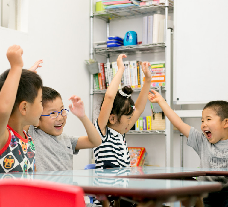写真:楽しみながら授業を受ける子ども達